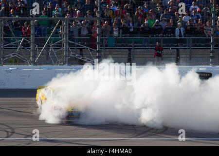Kansas City, KS, États-Unis d'Amérique. 18 Oct, 2015. Kansas City, KS - Oct 18, 2015 : Joey Logano (22) gagne le Hollywood Casino at Kansas Speedway 400 à Kansas City, KS. Credit : csm/Alamy Live News Banque D'Images