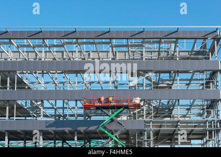 La plate-forme d'accès élévatrice à ciseaux sur chantier, Poyle, Berkshire, Angleterre, Royaume-Uni Banque D'Images