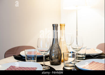 Set table ronde dans la chambre de style rustique couleurs brun clair, hors de témoin de mise au point en arrière-plan Banque D'Images