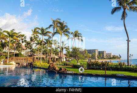 Vue sur une piscine de l'hôtel Sheraton Maui Resort & Spa de la plage de Kaanapali Banque D'Images