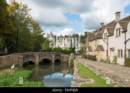 Vue sur le village et la rivière Bybrook, Castle Combe, Wiltshire, Angleterre, Royaume-Uni Banque D'Images