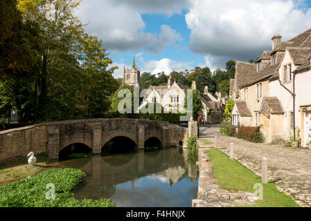 Vue sur le village et la rivière Bybrook, Castle Combe, Wiltshire, Angleterre, Royaume-Uni Banque D'Images