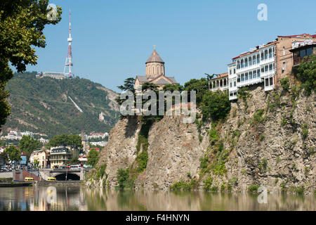 L'église de Metekhi et bâtiments bordant la rivière Kura à Tbilissi, capitale de la Géorgie. Banque D'Images