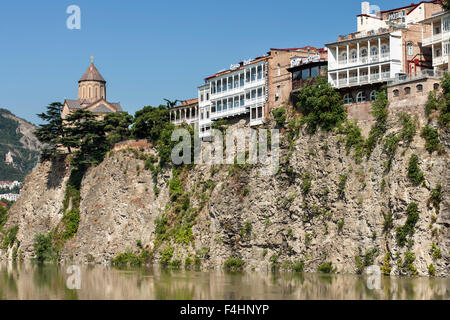 L'église de Metekhi et bâtiments bordant la rivière Kura à Tbilissi, capitale de la Géorgie. Banque D'Images