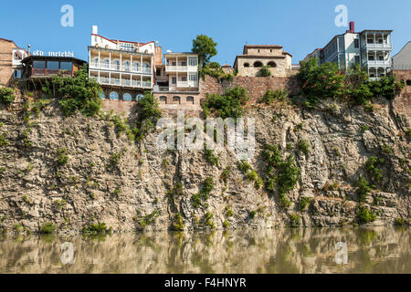 Les bâtiments bordant la rivière Kura à Tbilissi, capitale de la Géorgie. Banque D'Images