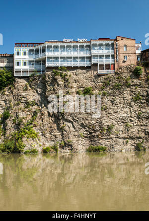 Les bâtiments bordant la rivière Kura à Tbilissi, capitale de la Géorgie. Banque D'Images