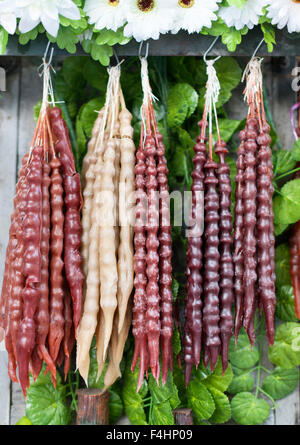 Un Churchkhela, bonbons en forme de saucisse contenant des noix à vendre à Tbilissi, la capitale de la Géorgie. Banque D'Images