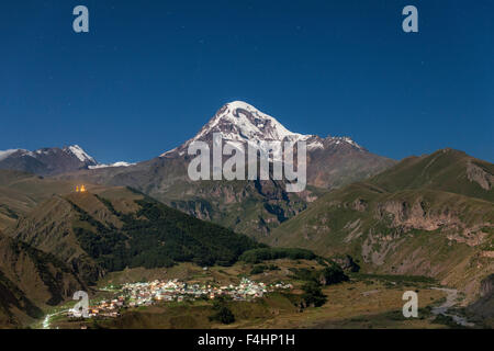 Clair de vue du Mont Kazbek (5047m), le village de l'église de trinité Gergeti Gergeti et dans les montagnes du Caucase de la Géorgie. Banque D'Images
