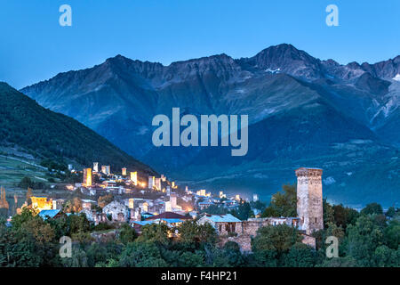 Crépuscule vue de Mestia village et ses tours Svan dans la région du nord-ouest de la Géorgie de Svaneti. Banque D'Images