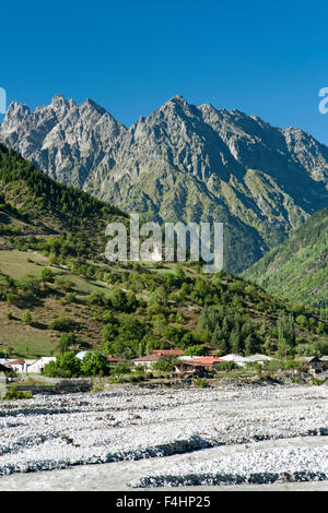 Église dans les contreforts des montagnes qui entourent le village de Mestia dans la région du nord-ouest de la Géorgie de Svaneti. Banque D'Images