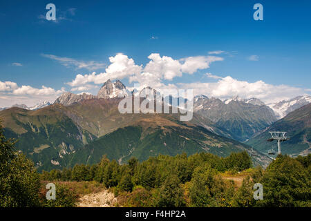 Les deux sommets du Mont Ushba (4710m) et des remontées mécaniques de la station de ski de Hatsvali dans la région du nord-ouest de la Géorgie de Svaneti. Banque D'Images