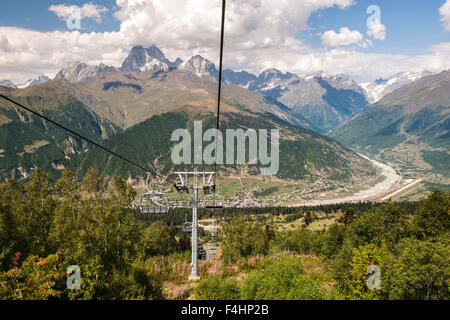 Mestia village et le Mont Ushba (4710m) vue depuis le Hatsvali le téléski de Svaneti, région du Nord-Ouest de l'Ohio. Banque D'Images