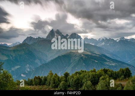 Les deux sommets du Mont Ushba (4710m) dans la région de Svaneti des montagnes du Caucase dans le nord-ouest de la Géorgie. Banque D'Images