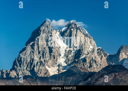 Les deux sommets du Mont Ushba (4710m) dans la région de Svaneti des montagnes du Caucase dans le nord-ouest de la Géorgie. Banque D'Images