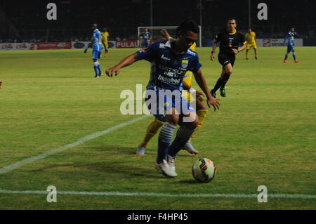 Jakarta, Indonésie. 18 Oct, 2015. Les joueurs de PERSIB a essayé de faire une SRIWAJAYA joueurs FC sur l'attaque en finale du tournoi de football 2015 Championnat du Président dans le principal stade de stade Bung from. © Azwar/Pacific Press/Alamy Live News Banque D'Images