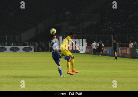 Jakarta, Indonésie. 18 Oct, 2015. Les joueurs de PERSIB a essayé de faire une SRIWAJAYA joueurs FC sur l'attaque en finale du tournoi de football 2015 Championnat du Président dans le principal stade de stade Bung from. © Azwar/Pacific Press/Alamy Live News Banque D'Images