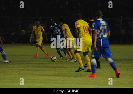 Jakarta, Indonésie. 18 Oct, 2015. Les joueurs de PERSIB a essayé de faire une SRIWAJAYA joueurs FC sur l'attaque en finale du tournoi de football 2015 Championnat du Président dans le principal stade de stade Bung from. © Azwar/Pacific Press/Alamy Live News Banque D'Images