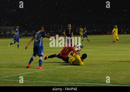 Jakarta, Indonésie. 18 Oct, 2015. Les joueurs de PERSIB a essayé de faire une SRIWAJAYA joueurs FC sur l'attaque en finale du tournoi de football 2015 Championnat du Président dans le principal stade de stade Bung from. © Azwar/Pacific Press/Alamy Live News Banque D'Images