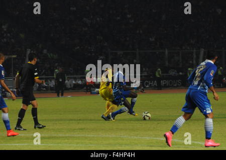 Jakarta, Indonésie. 18 Oct, 2015. Les joueurs de PERSIB a essayé de faire une SRIWAJAYA joueurs FC sur l'attaque en finale du tournoi de football 2015 Championnat du Président dans le principal stade de stade Bung from. © Azwar/Pacific Press/Alamy Live News Banque D'Images