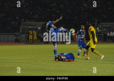 Jakarta, Indonésie. 18 Oct, 2015. Les joueurs de PERSIB a essayé de faire une SRIWAJAYA joueurs FC sur l'attaque en finale du tournoi de football 2015 Championnat du Président dans le principal stade de stade Bung from. © Azwar/Pacific Press/Alamy Live News Banque D'Images