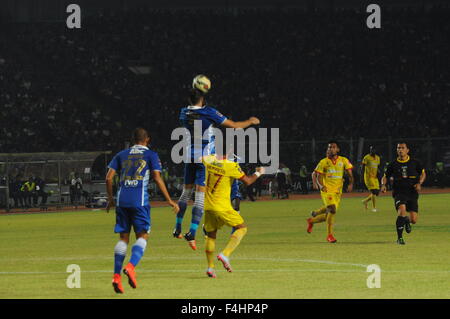 Jakarta, Indonésie. 18 Oct, 2015. Les joueurs de PERSIB a essayé de faire une SRIWAJAYA joueurs FC sur l'attaque en finale du tournoi de football 2015 Championnat du Président dans le principal stade de stade Bung from. © Azwar/Pacific Press/Alamy Live News Banque D'Images