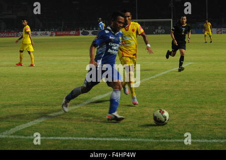 Jakarta, Indonésie. 18 Oct, 2015. Les joueurs de PERSIB a essayé de faire une SRIWAJAYA joueurs FC sur l'attaque en finale du tournoi de football 2015 Championnat du Président dans le principal stade de stade Bung from. © Azwar/Pacific Press/Alamy Live News Banque D'Images