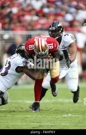 Santa Clara, Californie, États-Unis. 18 Oct, 2015. San Francisco 49ers Anquan Boldin wide receiver (81) est abordé par Baltimore Ravens strong safety will Hill (33) au cours de la NFL football match entre les Ravens de Baltimore et les 49ers de San Francisco à Levi's Stadium à Santa Clara, en Californie. Les San Francisco 49ers défait les Baltimore Ravens 25 à 20. Crédit : Christopher Trim/Cal Sport Media/Alamy Live News Banque D'Images