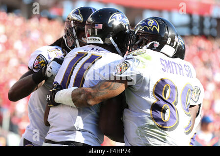 Santa Clara, Californie, États-Unis. 18 Oct, 2015. Baltimore Ravens wide receiver Kamar Aiken (11) est félicité après avoir attrapé un touché au cours de la NFL football match entre les Ravens de Baltimore et les 49ers de San Francisco à Levi's Stadium à Santa Clara, en Californie. Les San Francisco 49ers défait les Baltimore Ravens 25 à 20. Crédit : Christopher Trim/Cal Sport Media/Alamy Live News Banque D'Images