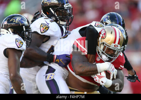 Santa Clara, Californie, États-Unis. 18 Oct, 2015. San Francisco 49ers d'utiliser de nouveau Mike Davis (22) est abordé par un trio de Ravens de Baltimore au cours de la NFL football match entre les Ravens de Baltimore et les 49ers de San Francisco à Levi's Stadium à Santa Clara, en Californie. Les San Francisco 49ers défait les Baltimore Ravens 25 à 20. Crédit : Christopher Trim/Cal Sport Media/Alamy Live News Banque D'Images