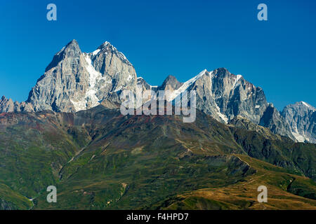 Les deux sommets du Mont Ushba (4710m) dans la région de Svaneti des montagnes du Caucase dans le nord-ouest de la Géorgie. Banque D'Images