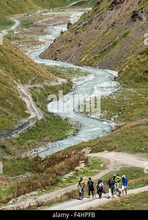 Les randonneurs au pied du Mont Shkhara (la plus haute montagne en Géorgie), région de Svaneti, montagnes du Caucase, en Géorgie. Banque D'Images