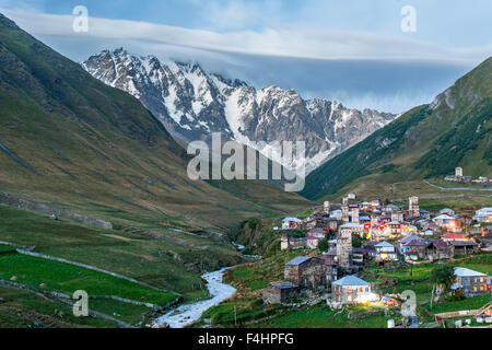 Zhibiani, un des quatre hameaux comprenant Ushguli communauté dans le district de Svaneti, Caucase, nord de la Géorgie. Banque D'Images