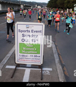 San Francisco, CA, USA. 18 Oct, 2015. Les Nike Womens Demi-marathon a repris certaines des rues de San Francisco CA Dimanche 18 octobre 2015. 25 000 coureurs, 2 000 hommes ont pris trop le 13,1 km pour gagner un collier Tiffany. Credit : Marty Bicek/ZUMA/Alamy Fil Live News Banque D'Images