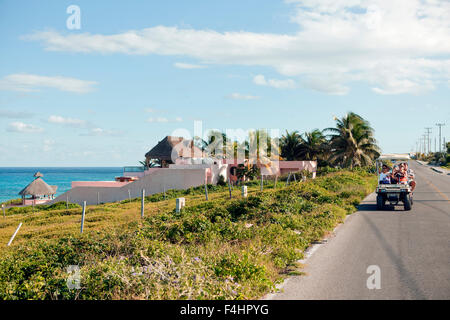 Les touristes équitation golf carts sur Rueda Medina, une route principale qui va de la plage Playa Norte à Punta Sur à Isla Mujeres, Mexique Banque D'Images