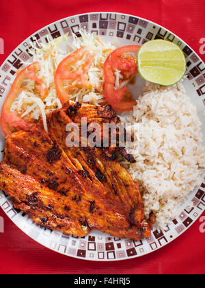 Un style similaire à la célèbre plat mexicain tikin, xic ce style du Yucatan est frottée avec du poisson grillé et d'achiote. Isla Mujeres, Banque D'Images