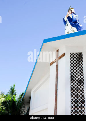 Statue de la Vierge Marie sur le toit de l'église de l'Immaculée Conception, Isla Mujeres, Mexique Banque D'Images