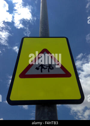 Attention zone scolaire panneau de circulation perche au-dessus de ciel bleu Banque D'Images