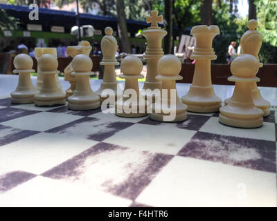 Des pièces d'échecs blanc Gros plan sur une table dans le parc Banque D'Images