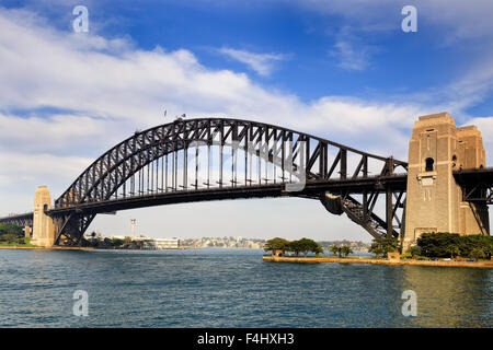Le pont du port de Sydney en Australie, NSW, sid voir sur une journée ensoleillée de Milsons Point le long des eaux du port Banque D'Images