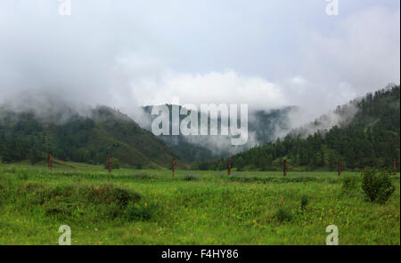 Storm clouds over Chuya ridge de montagnes de l'Altaï. Banque D'Images