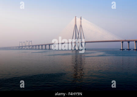 Le lien de la mer Bandra–Worli, officiellement appelé lien de la mer Rajiv Gandhi, est un pont à câbles avec du béton précontraint vi Banque D'Images