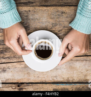 Woman's hands holding white petite tasse de café fort. Voir l'image haut de page Banque D'Images