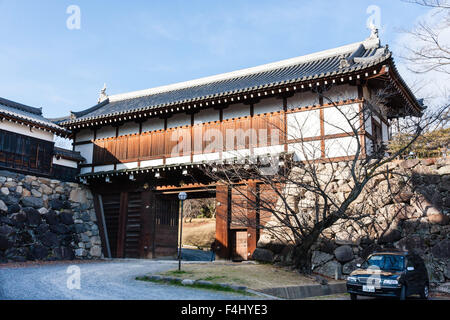 Le Japon, château de Koriyama Yamato. Entrée privée, l'Otemon gatehouse, yaguramon, porte avec tourelle, watariyagura style. Ciel bleu. L'hiver. Banque D'Images