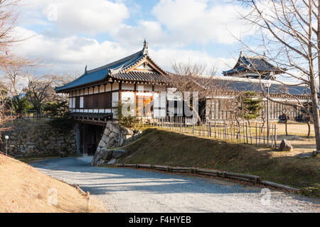 Le Japon, château de Koriyama Yamato. Entrée privée, l'Otemon gatehouse, yaguramon, porte avec tourelle, watariyagura style. Ciel bleu. L'hiver. Banque D'Images