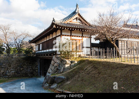 Le Japon, château de Koriyama Yamato. Entrée privée, l'Otemon gatehouse, yaguramon, porte avec tourelle, watariyagura style. Ciel bleu. L'hiver. Banque D'Images