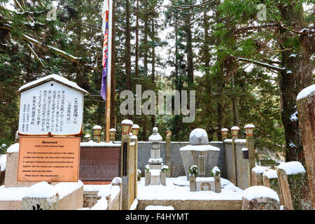 Le Japon, Koyasan, Okunoin cemetery. La neige a couvert la seconde guerre mondiale mémorial aux morts de guerre japonais et australiens dans la clairière. Banque D'Images