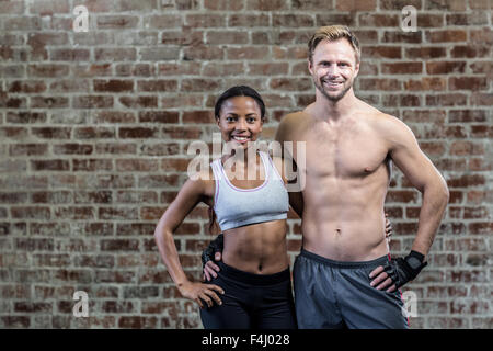 Fit smiling couple posant pour l'appareil photo Banque D'Images