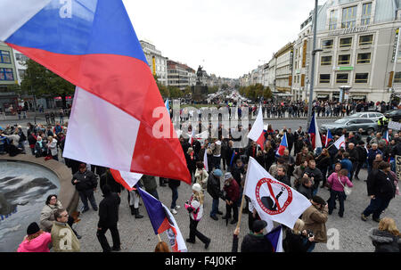 Prague, République tchèque. 17 Oct, 2015. Environ 1 000 opposants à la migration et l'Islam a démontré dans le centre de Prague, en République tchèque, le 17 octobre 2015, simultanément avec une démonstration d'environ 250 opposants de racisme et de xénophobie qui ont exprimé leur solidarité avec les réfugiés. © Roman Vondrous/CTK Photo/Alamy Live News Banque D'Images