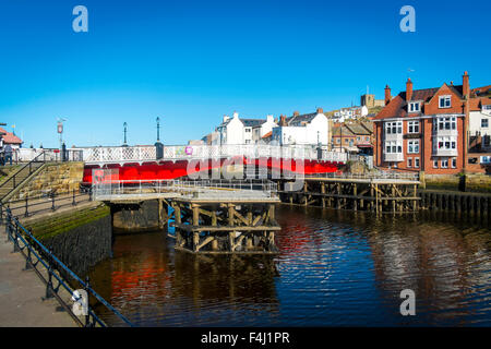 Pont tournant de Whitby rouge peint de couleurs vives, vue depuis le côté ouest de la rivière Esk Banque D'Images