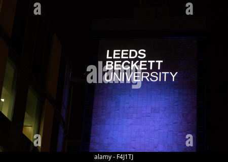 L'Université de Leeds Beckett signe lit up at night Banque D'Images